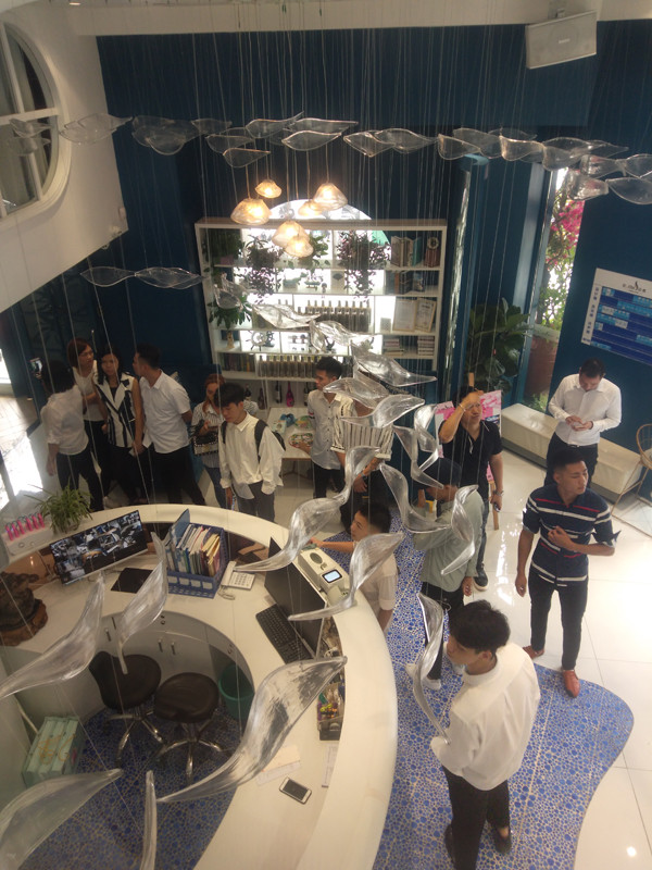 百美汇参观印觉形象设计绿地店